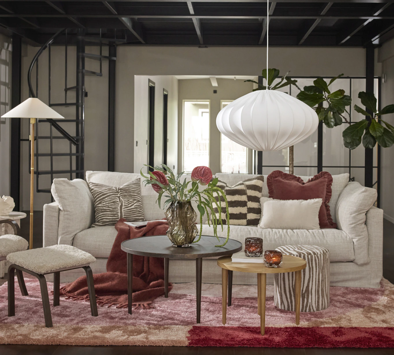 En beige Cherrie soffa med kappa står i ett modernt vardagsrum