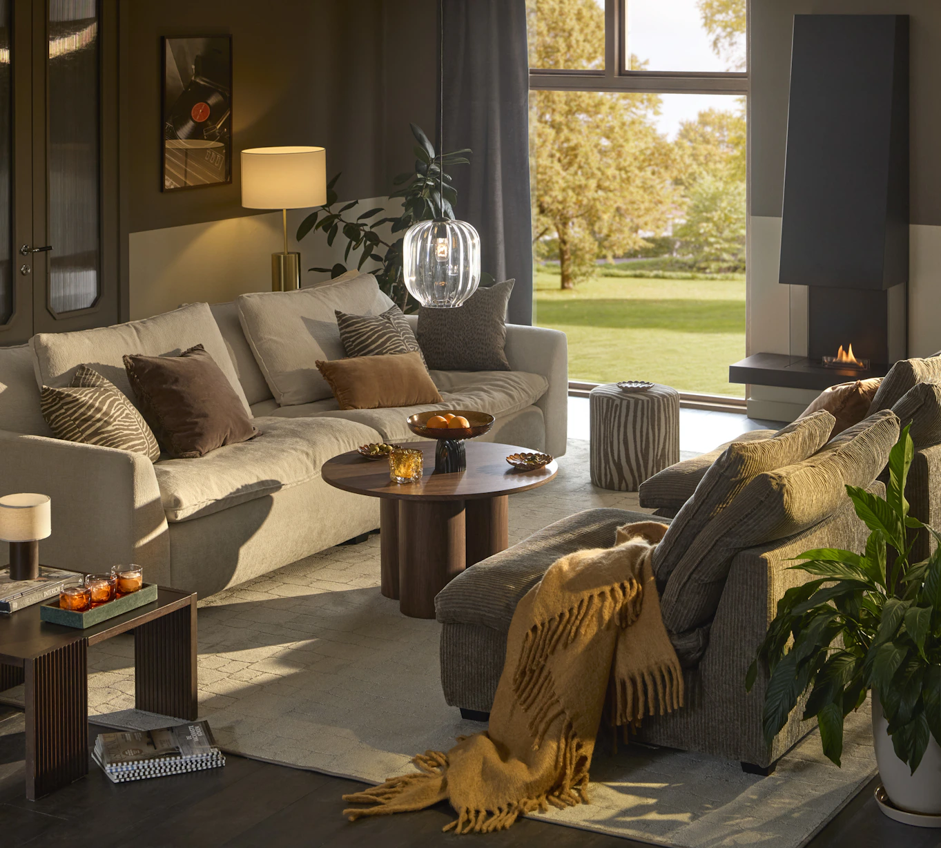 I ett stilrent vardagsrum står en vit soffa mitt emot två gröna soffmoduler i manchester