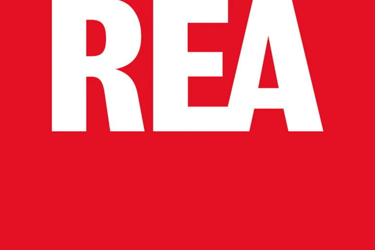 En röd bakgrund med vit text som säger rea