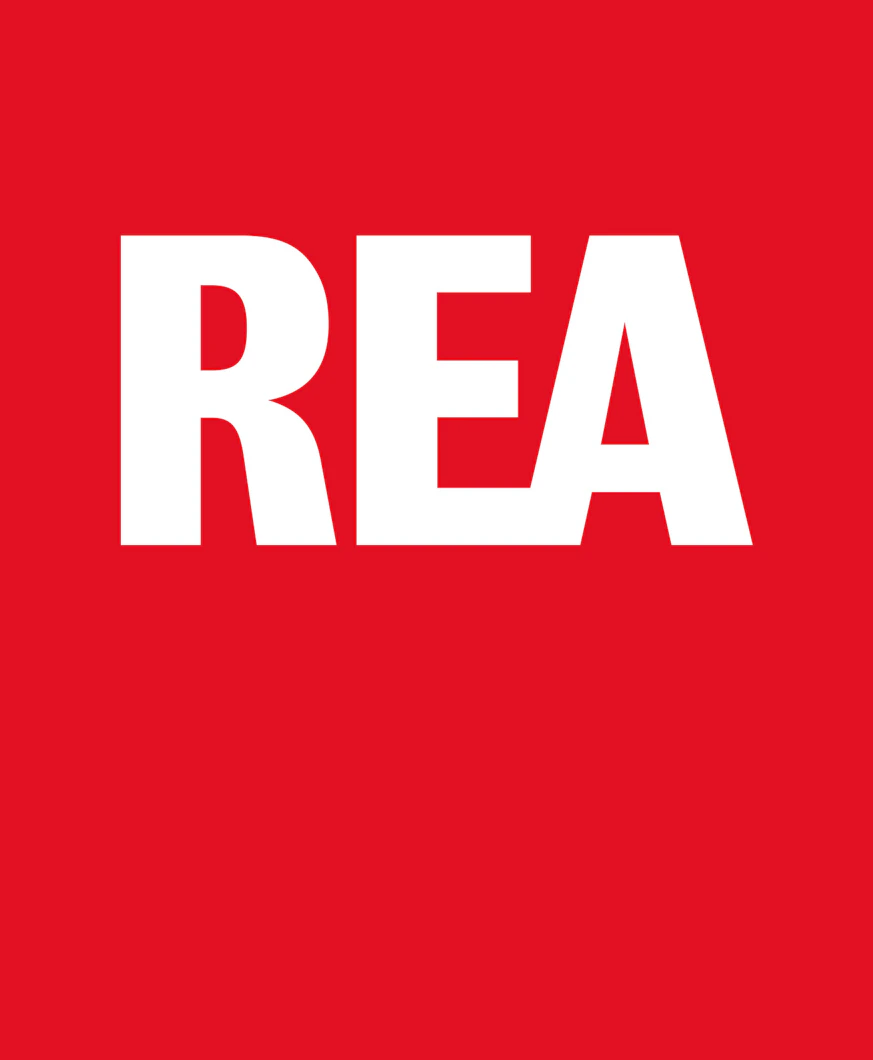 En röd bakgrund med vit text som säger rea