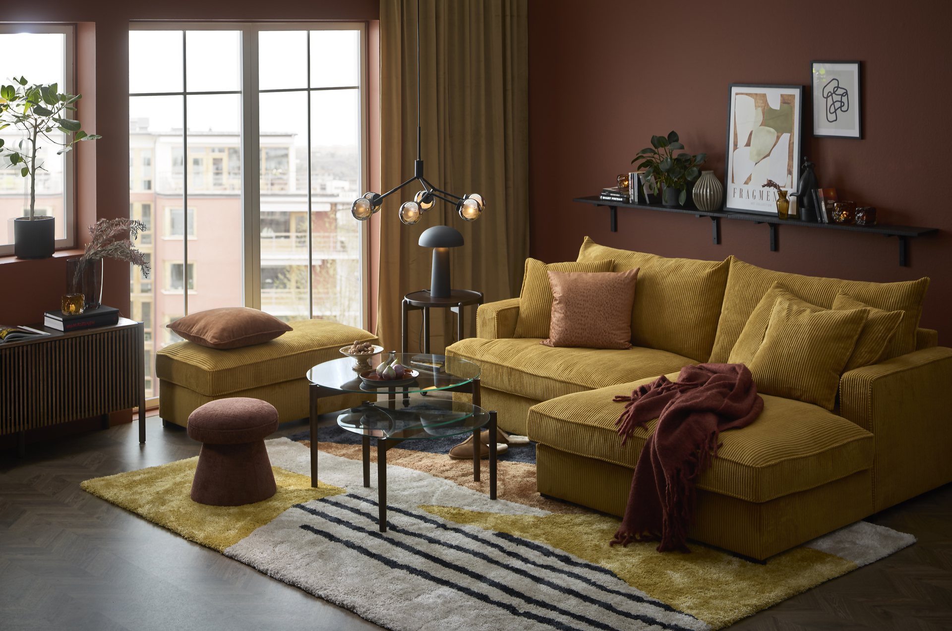 I ett murrigt vardagsrum står en senapsgul Mila soffa i manchester