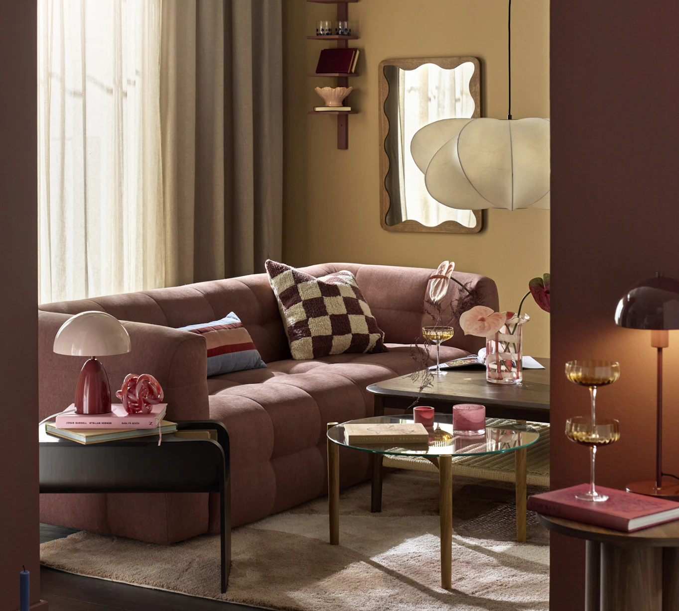 I ett gult vardagsrum står en rostfärgad soffa i modern design