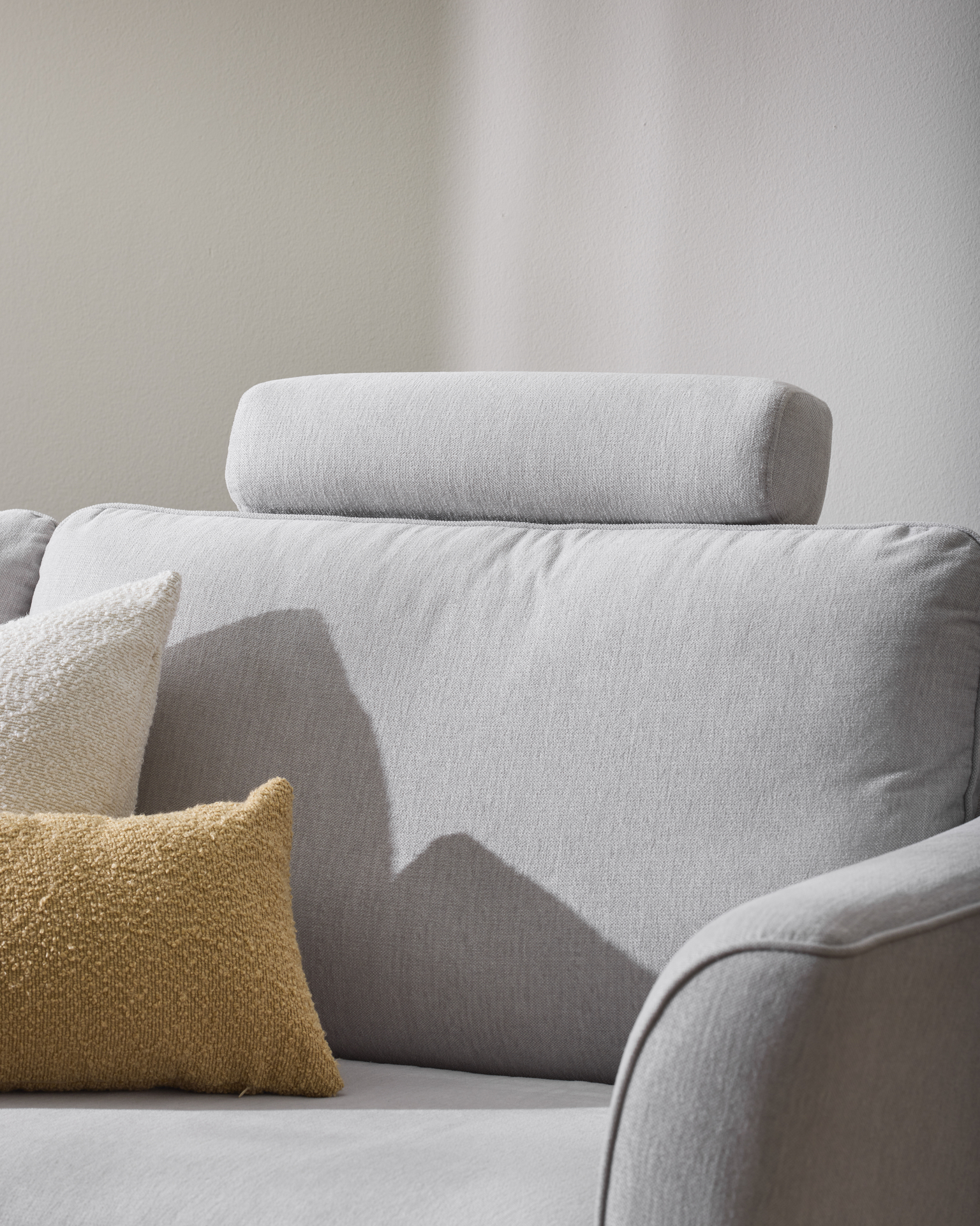 En närbild på soffans nackstöd och armstöd