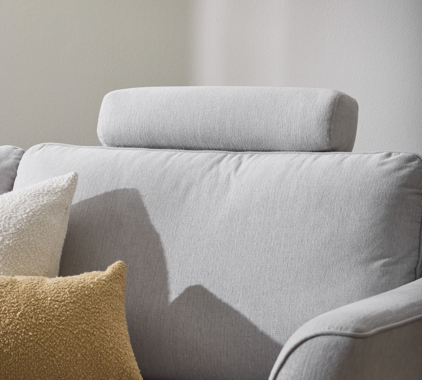 En närbild på soffans nackstöd och armstöd