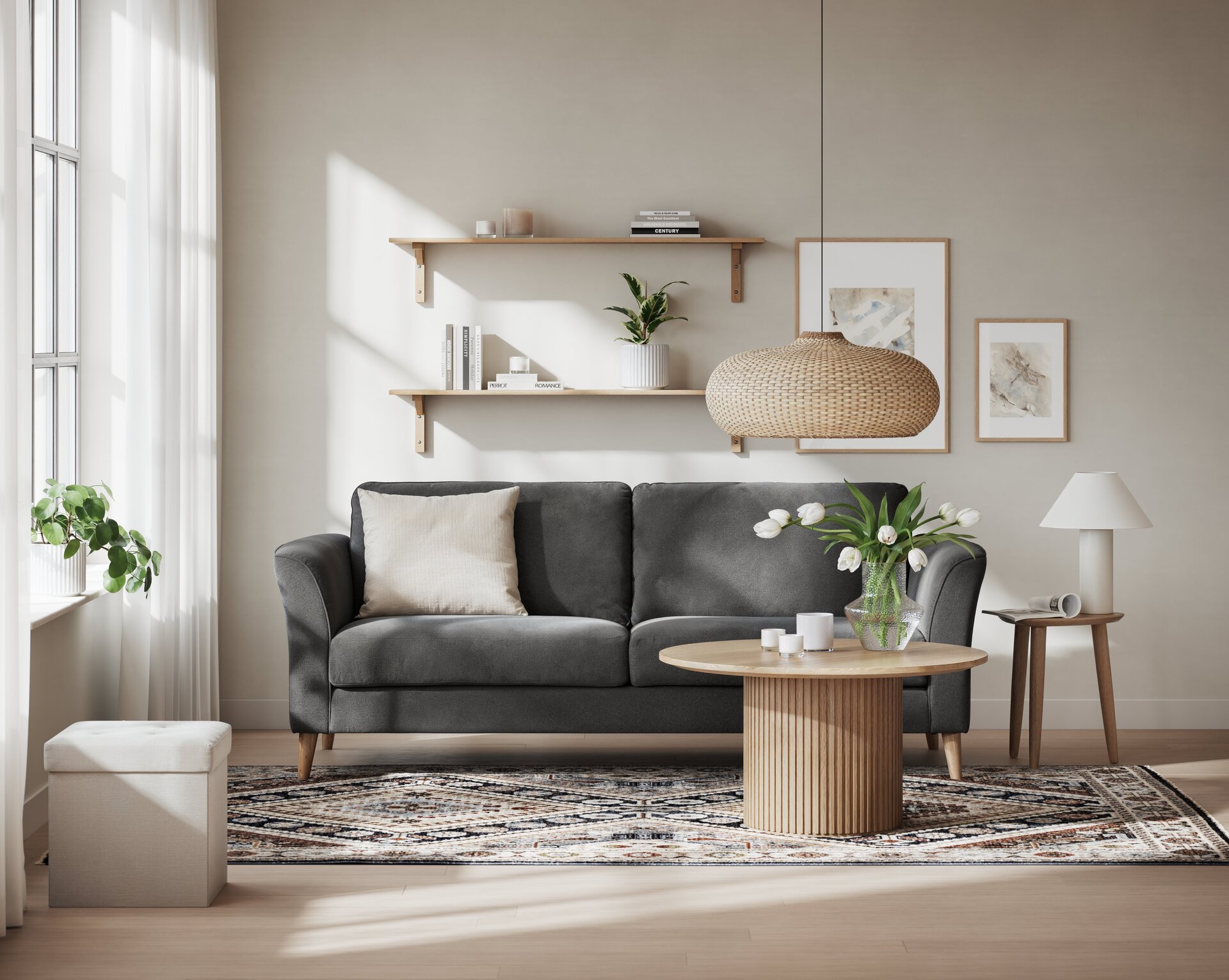 I ett stilrent vardagsrum står en mörkgrå soffa bakom ett soffbord i ek