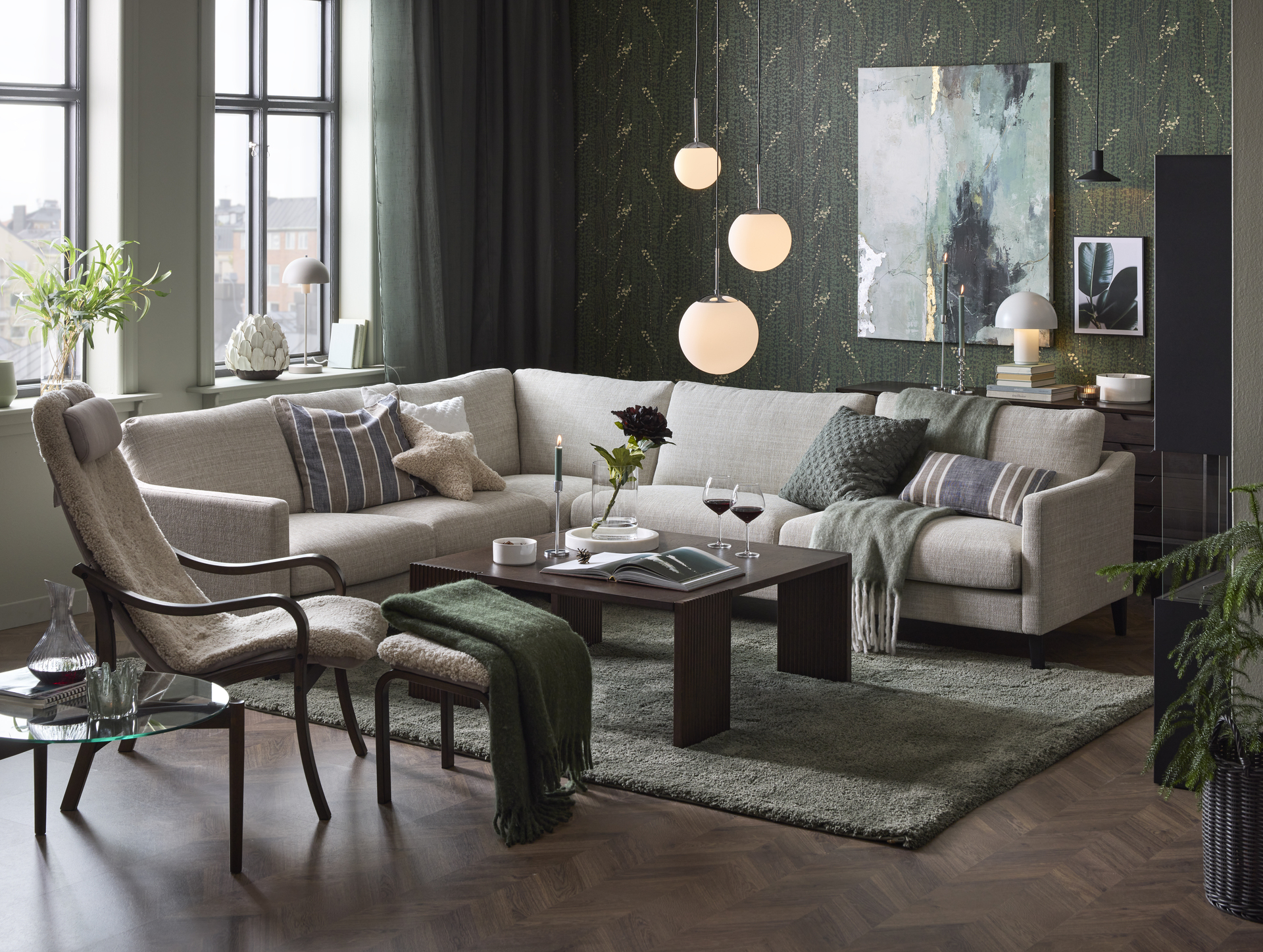 En beige hörnsoffa står i ett grönt vardagsrum