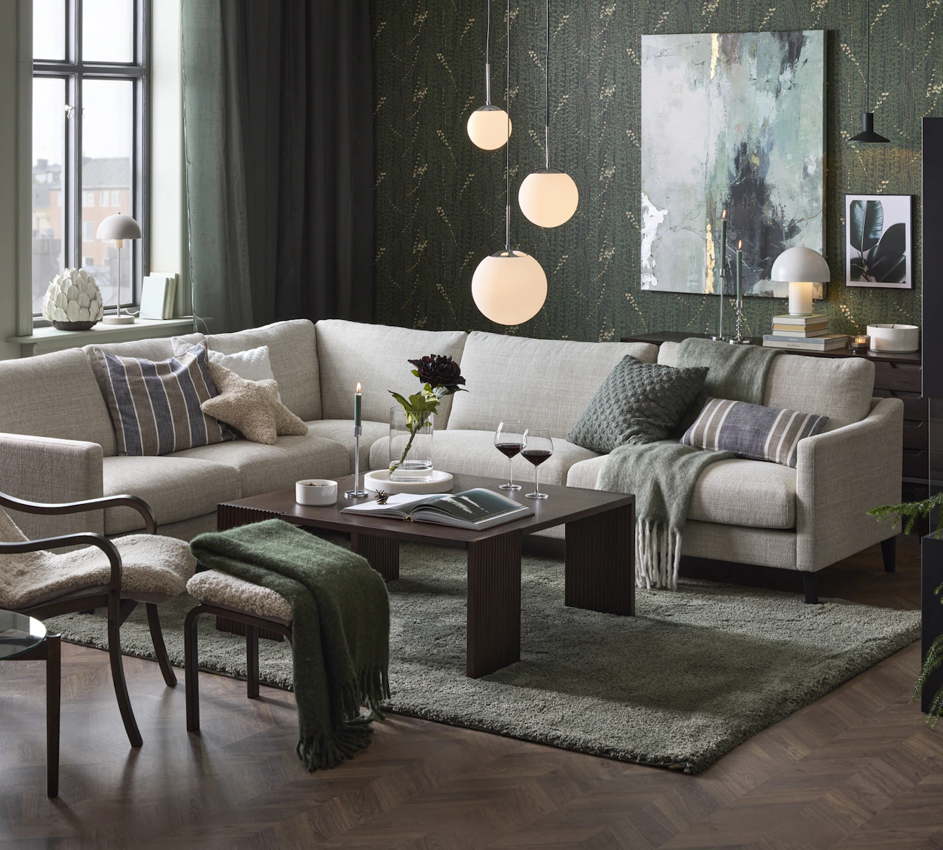 En beige hörnsoffa står i ett grönt vardagsrum