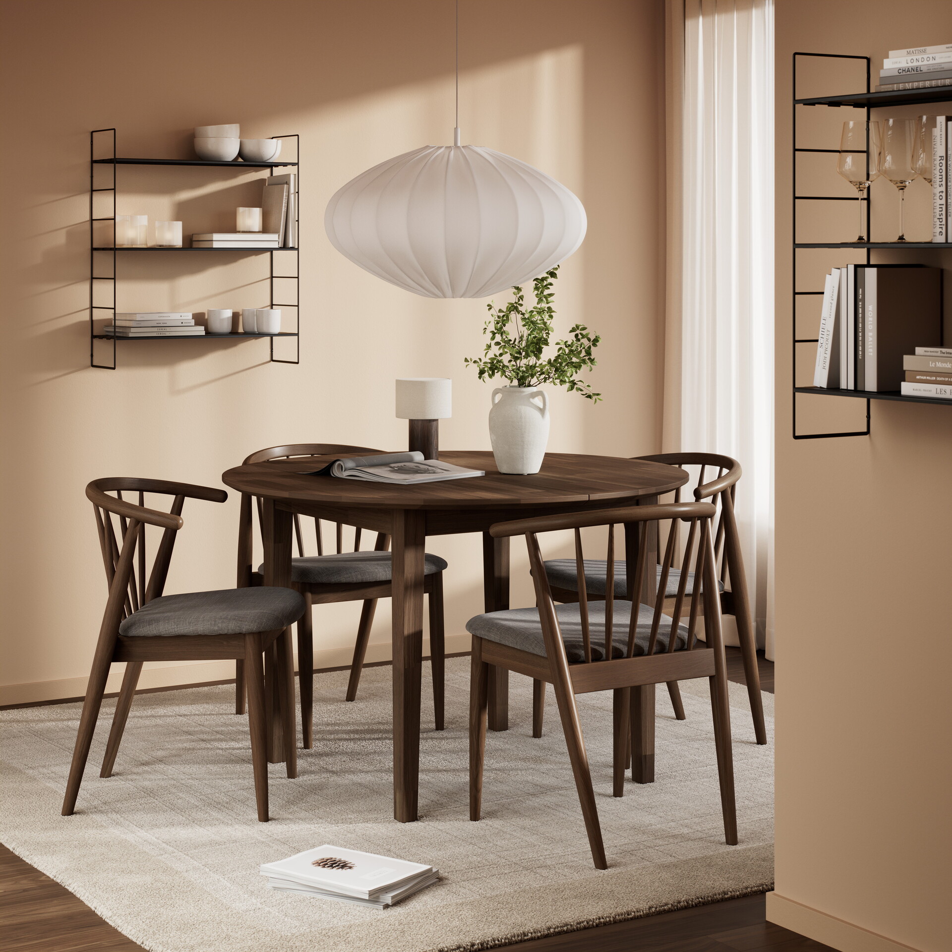 En rund matgrupp i mörkt trä står i ett ljust matrum.
