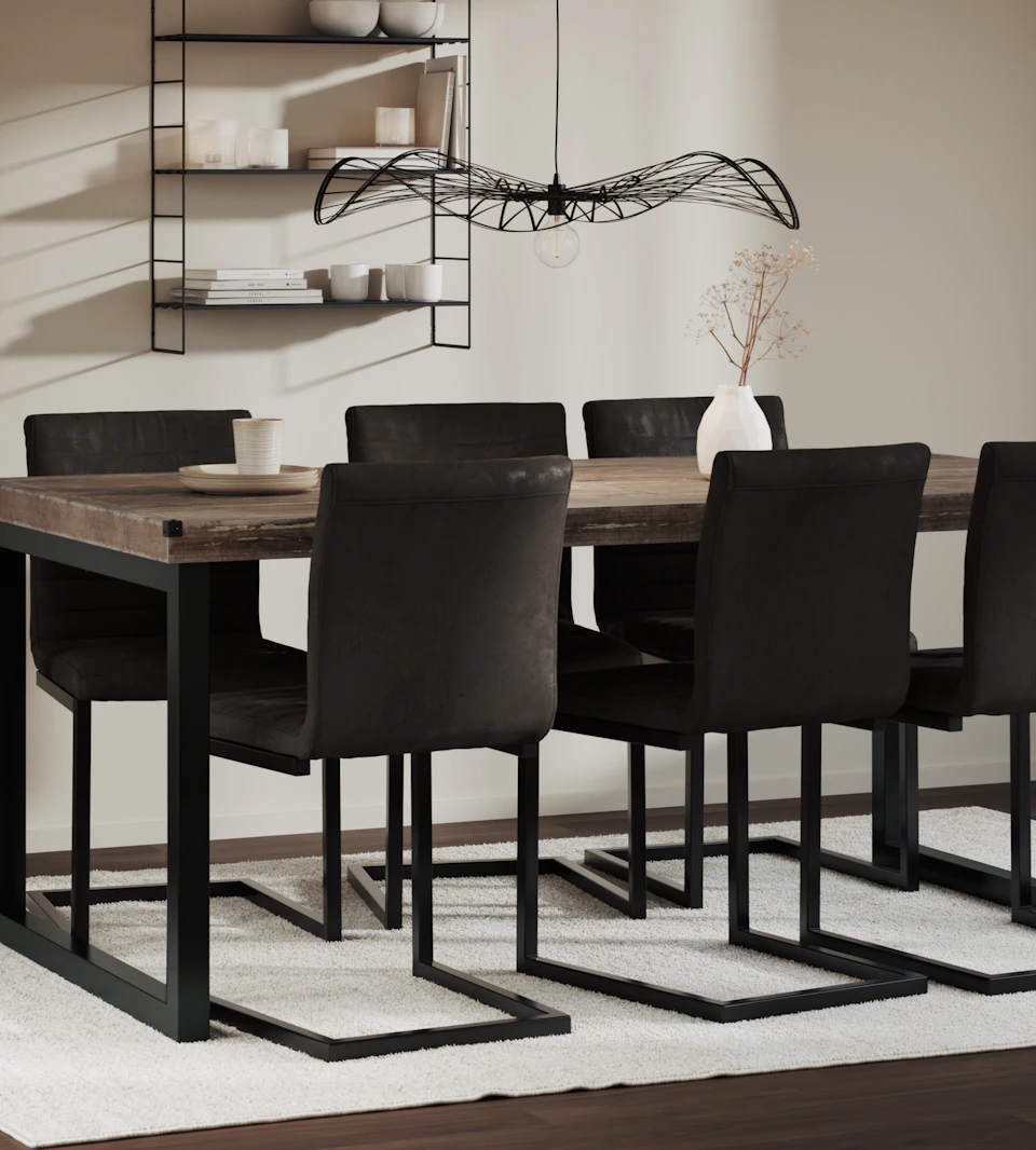 Matgrupp med matbord i rustikt trä och sex tygklädda stolar.