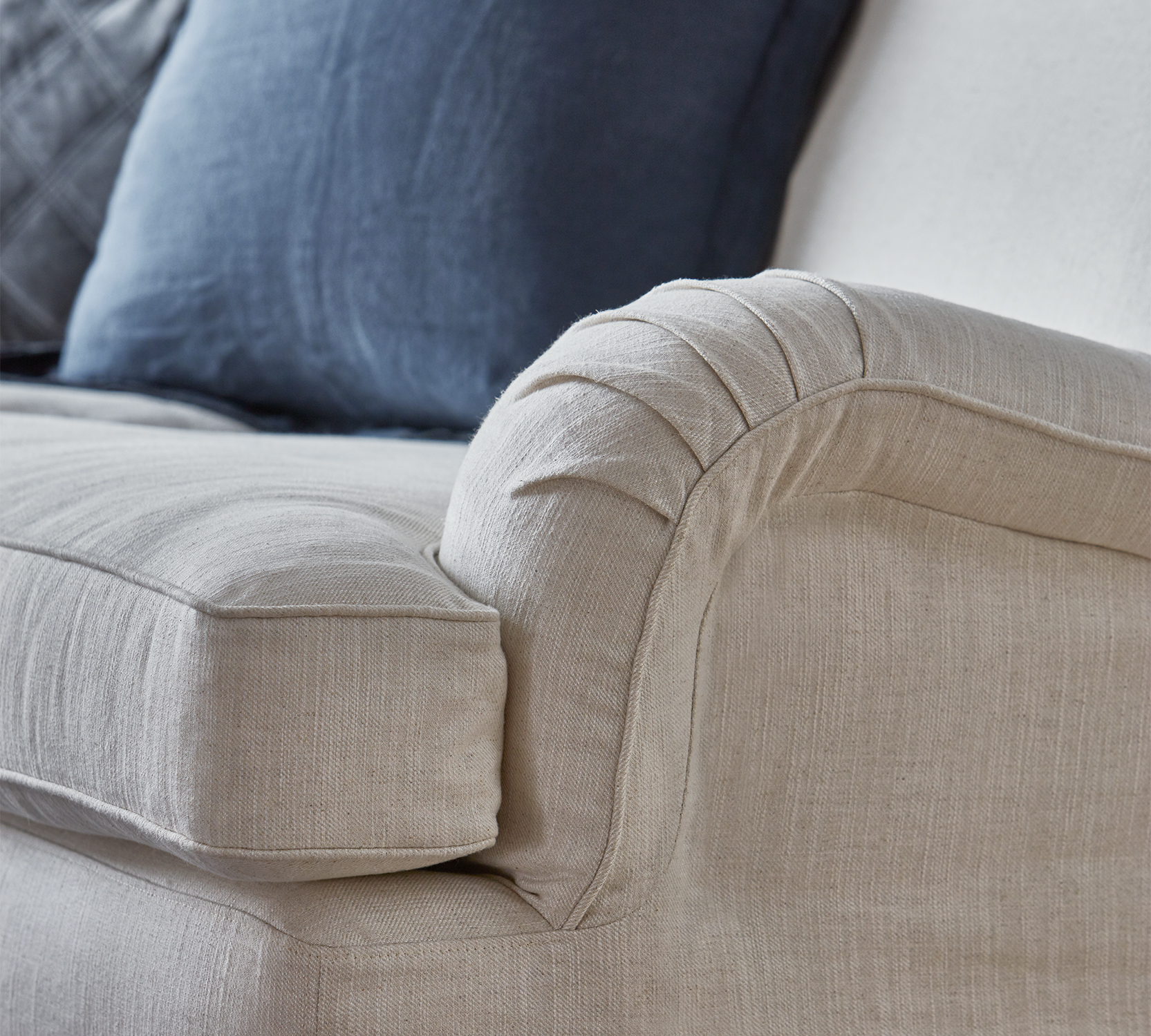 En närbild på Oxfords välarbetade armstöd