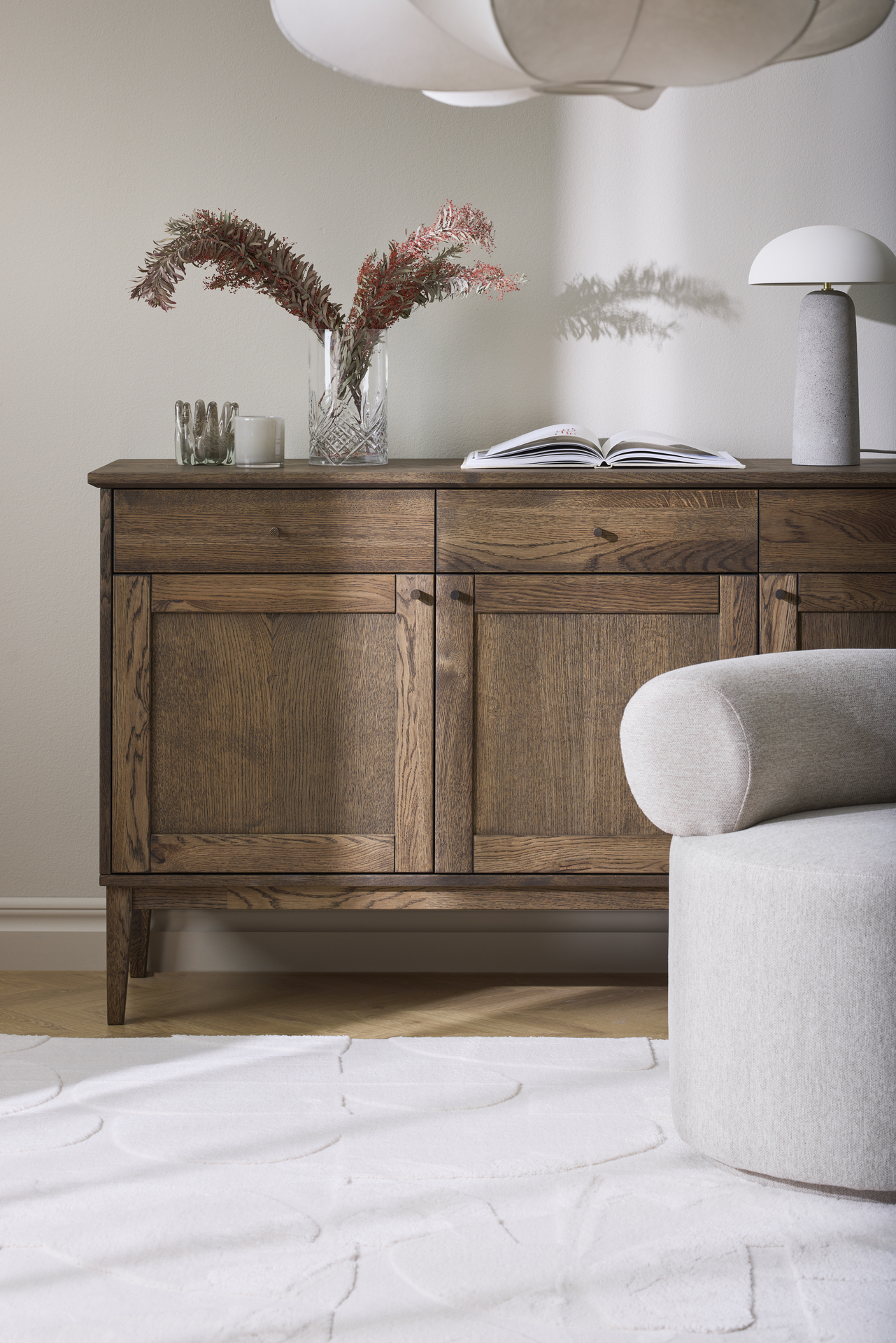 En skänk i mörkbrunt trä.