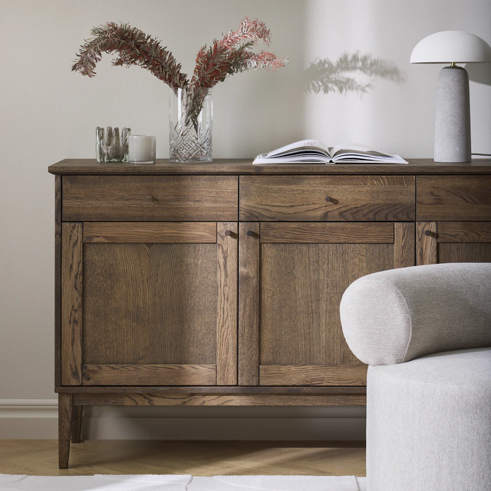 En skänk i mörkbrunt trä.