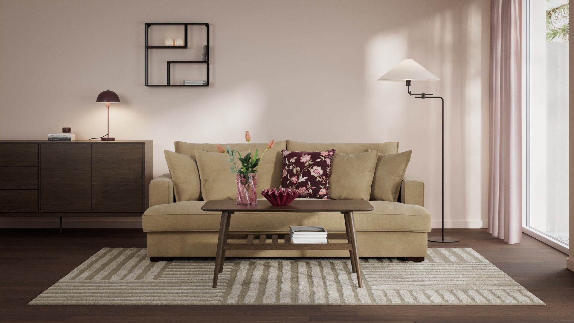 beige tvåsittssoffa står i vardagsrum med ljusa väggar. 