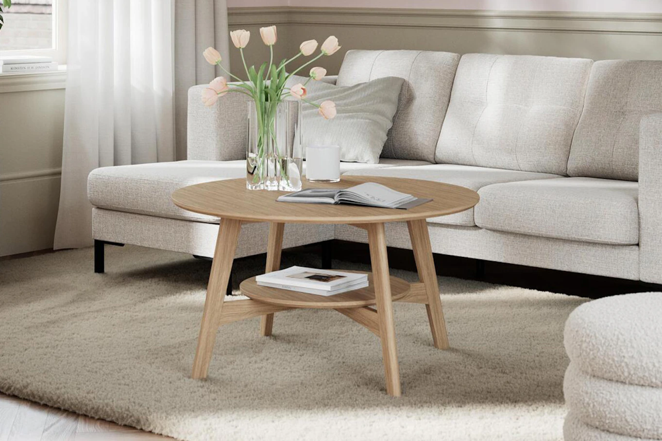 Vardagsrum med ljus soffa bakgrunden, framför står soffbodet Anne från Mio i ljust trä. 