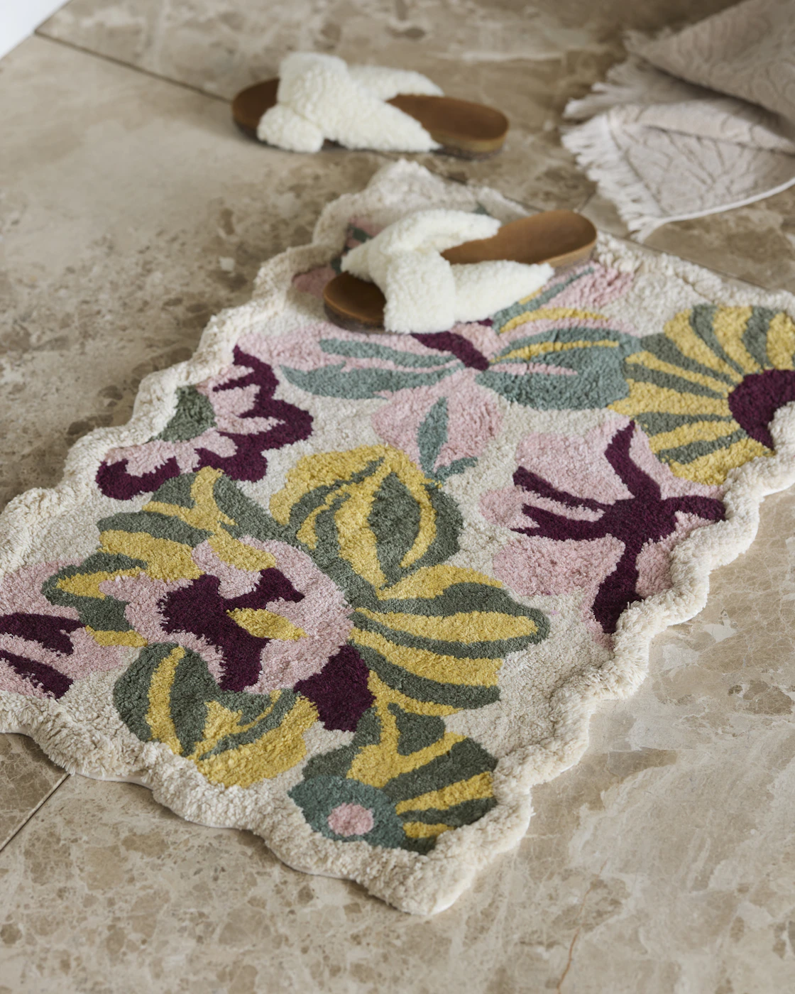 Mönstrad badrumsmatta på badrumsgolv. 