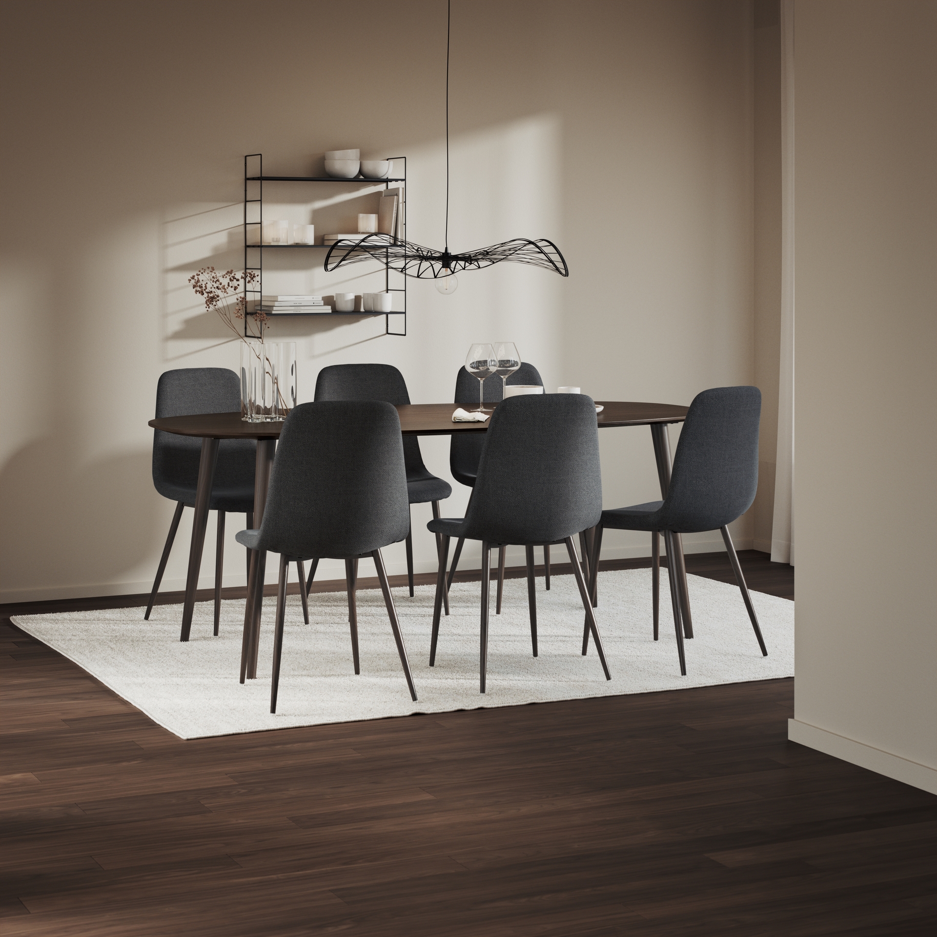 En matgrupp med bord i mörkt trä och sex stolar i grått tyg.