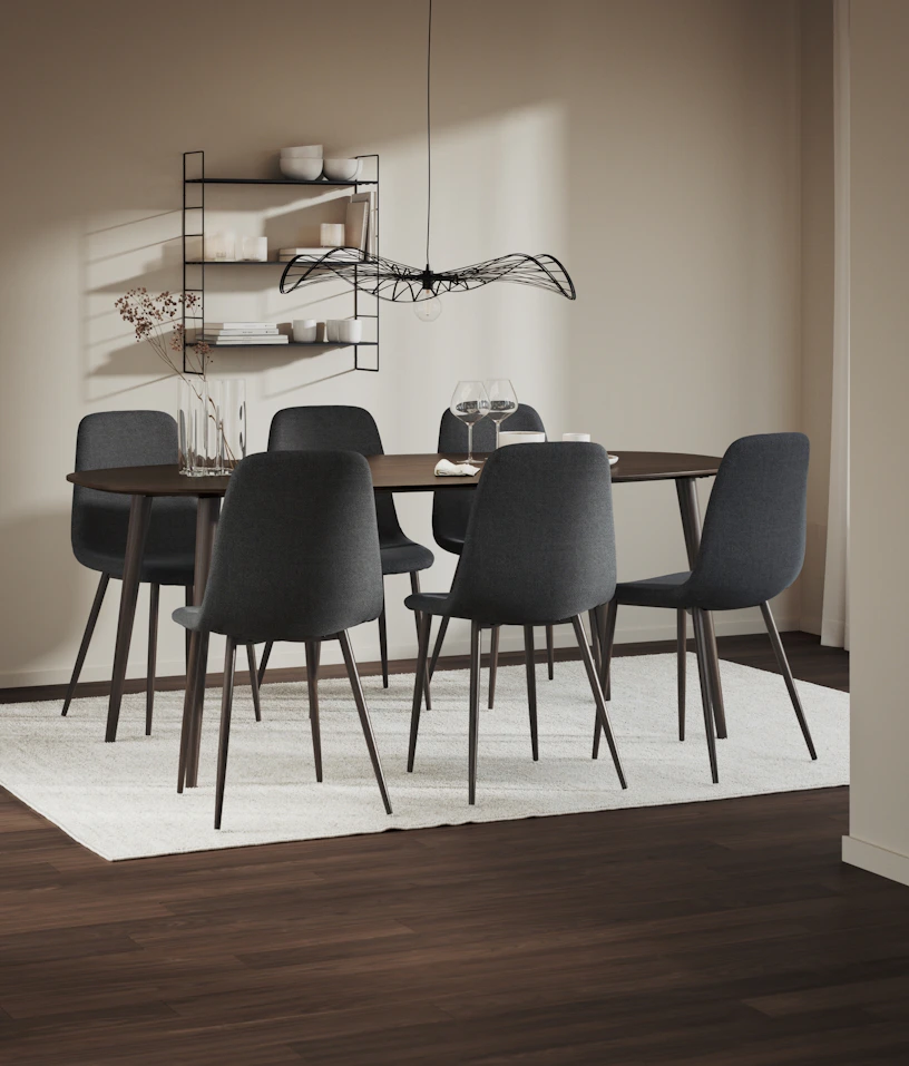 En matgrupp med bord i mörkt trä och sex stolar i grått tyg.