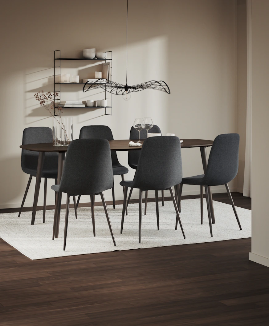 En matgrupp med bord i mörkt trä och sex stolar i grått tyg.