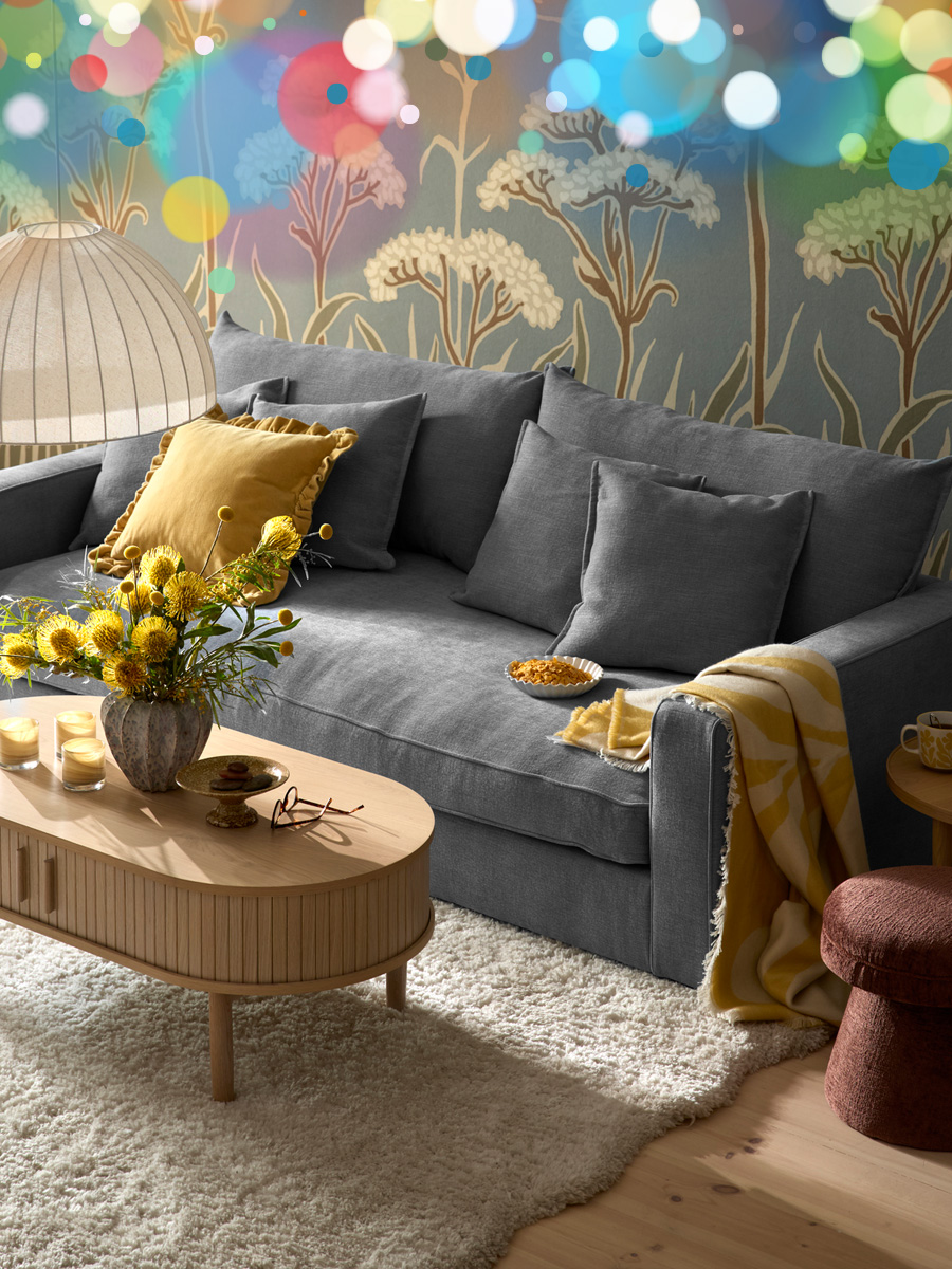 blå soffa med brunt soffbord på en beige matta