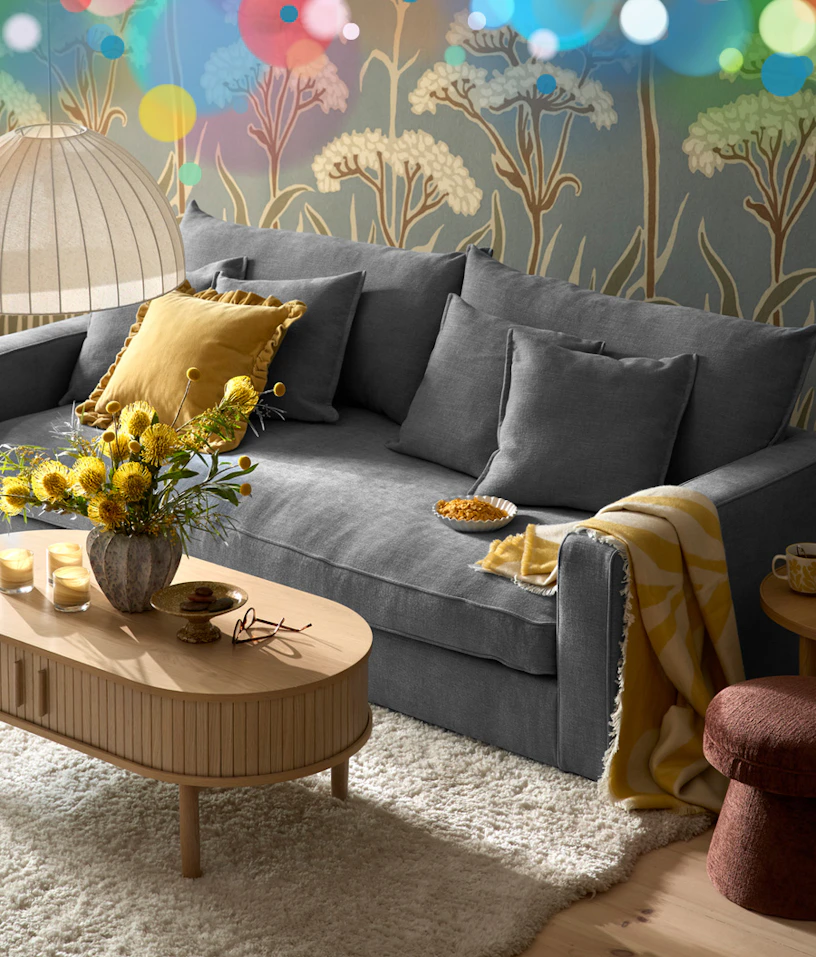 blå soffa med brunt soffbord på en beige matta