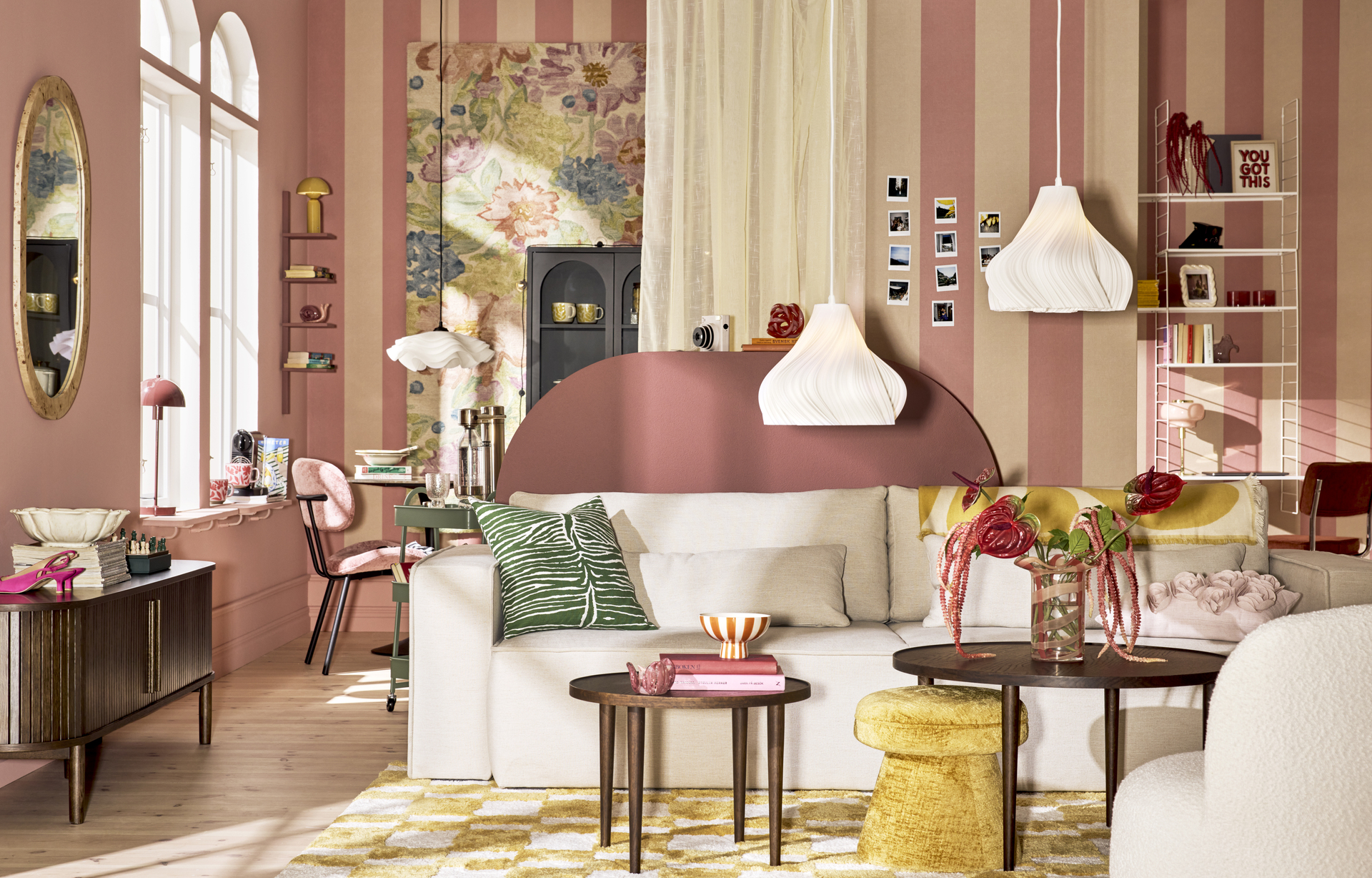 En vit djup soffa står i ett färgglatt vardagsrum