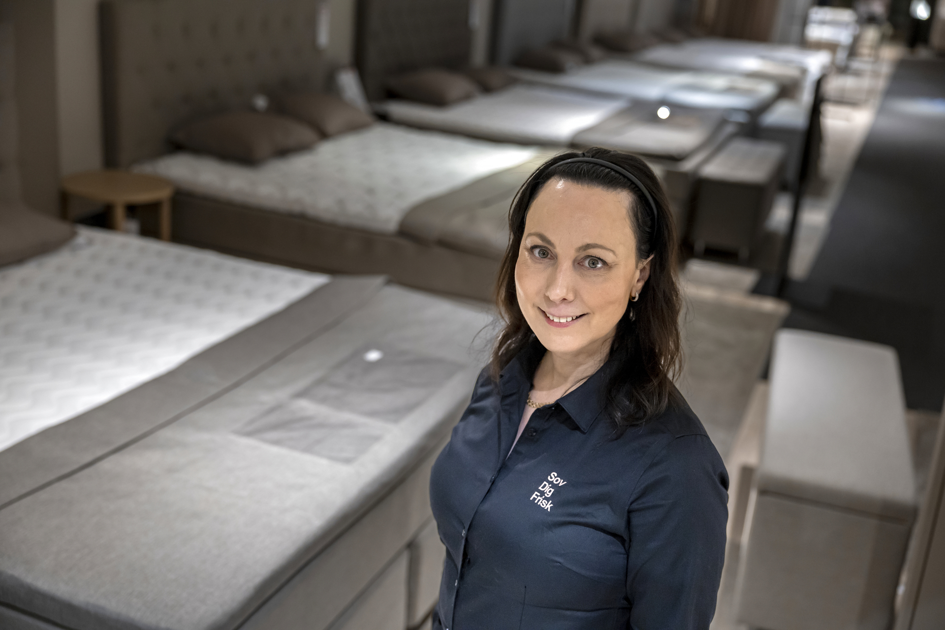 Sömnforskaren Claire Anne Eriksen står i sovstudion i en Miobutik. 