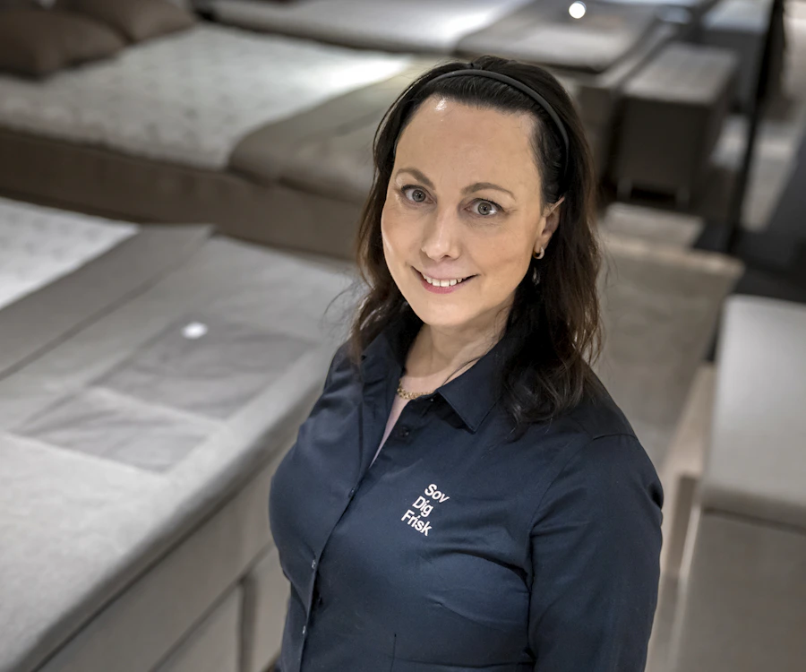 Sömnforskaren Claire Anne Eriksen står i sovstudion i en Miobutik.