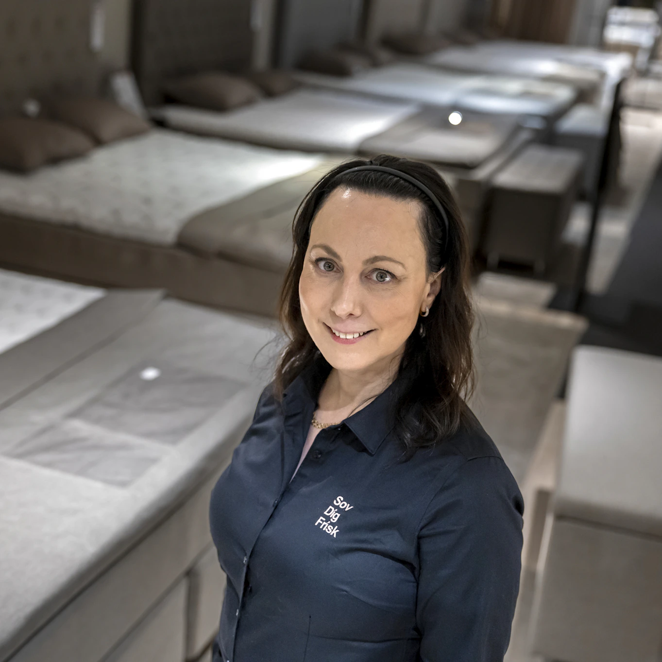 Sömnforskaren Claire Anne Eriksen står i sovstudion i en Miobutik.