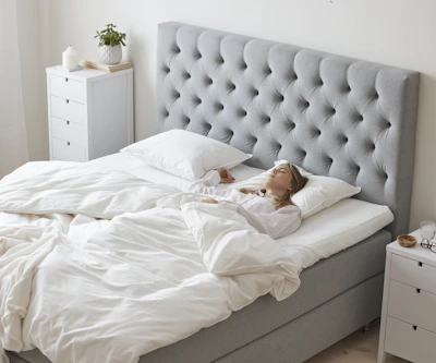 Kvinna med sovställning på rygg