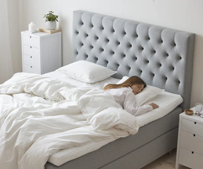 Kvinna med sovställning på mage