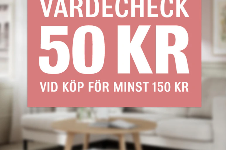 en rosa värdecheck ligger mot en bakgrund som visar ett vardagsrum