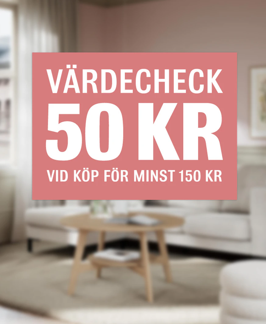 en rosa värdecheck ligger mot en bakgrund som visar ett vardagsrum