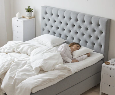 Kvinna med sovställning på sida