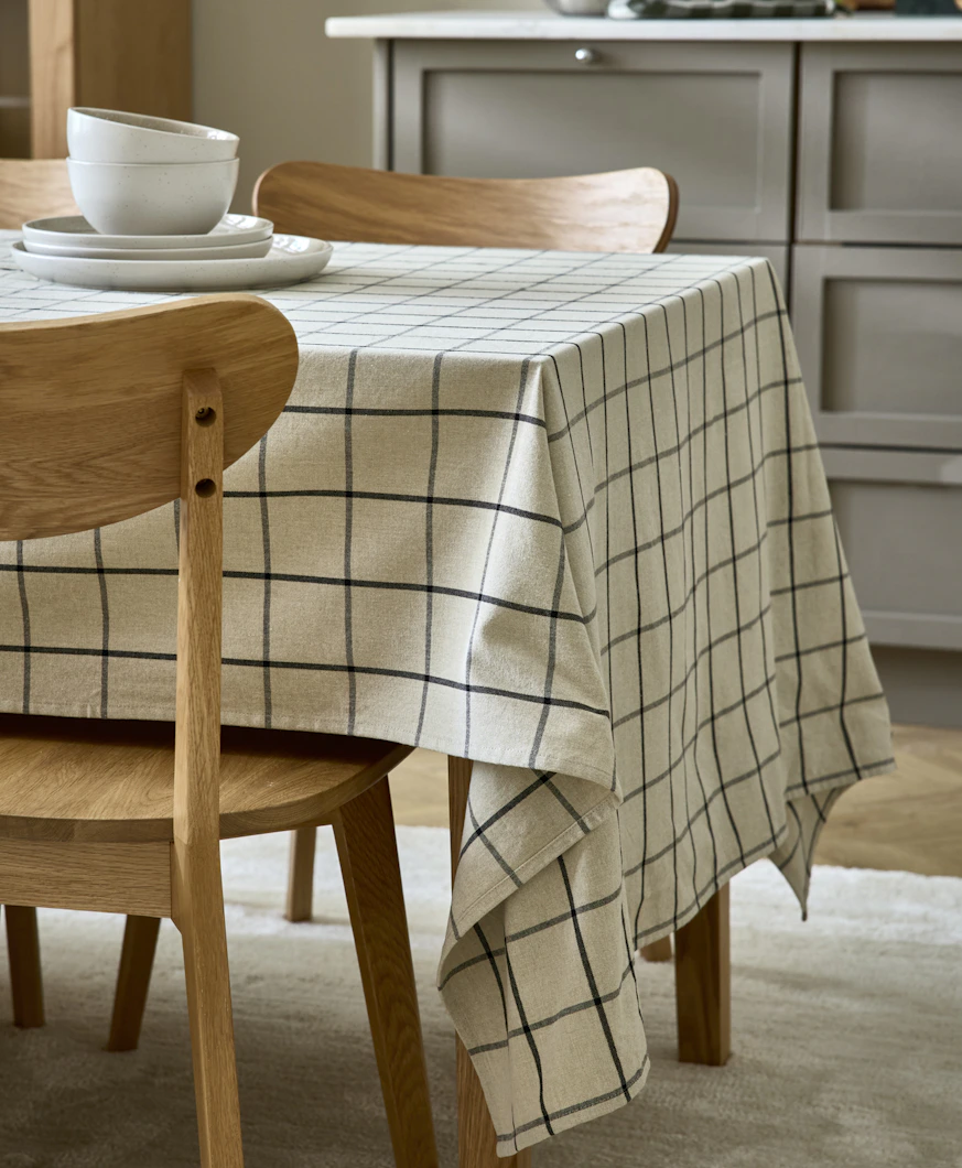 en rutig duk ligger på ett bord i ett kök