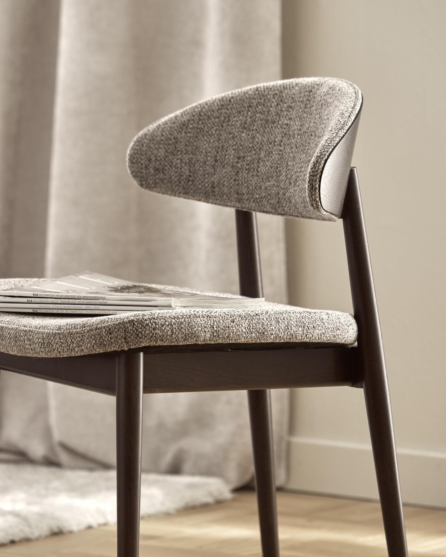 en brun stol i trä med grå klädsel