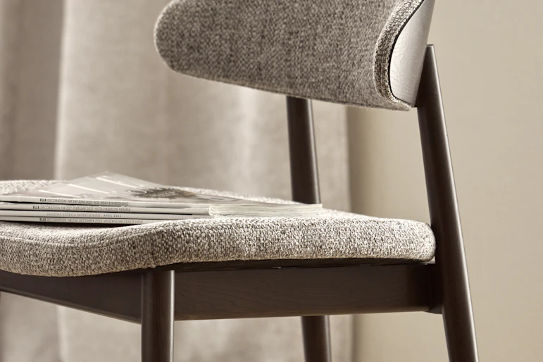 en brun stol i trä med grå klädsel