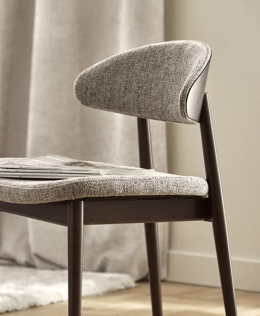 en brun stol i trä med grå klädsel