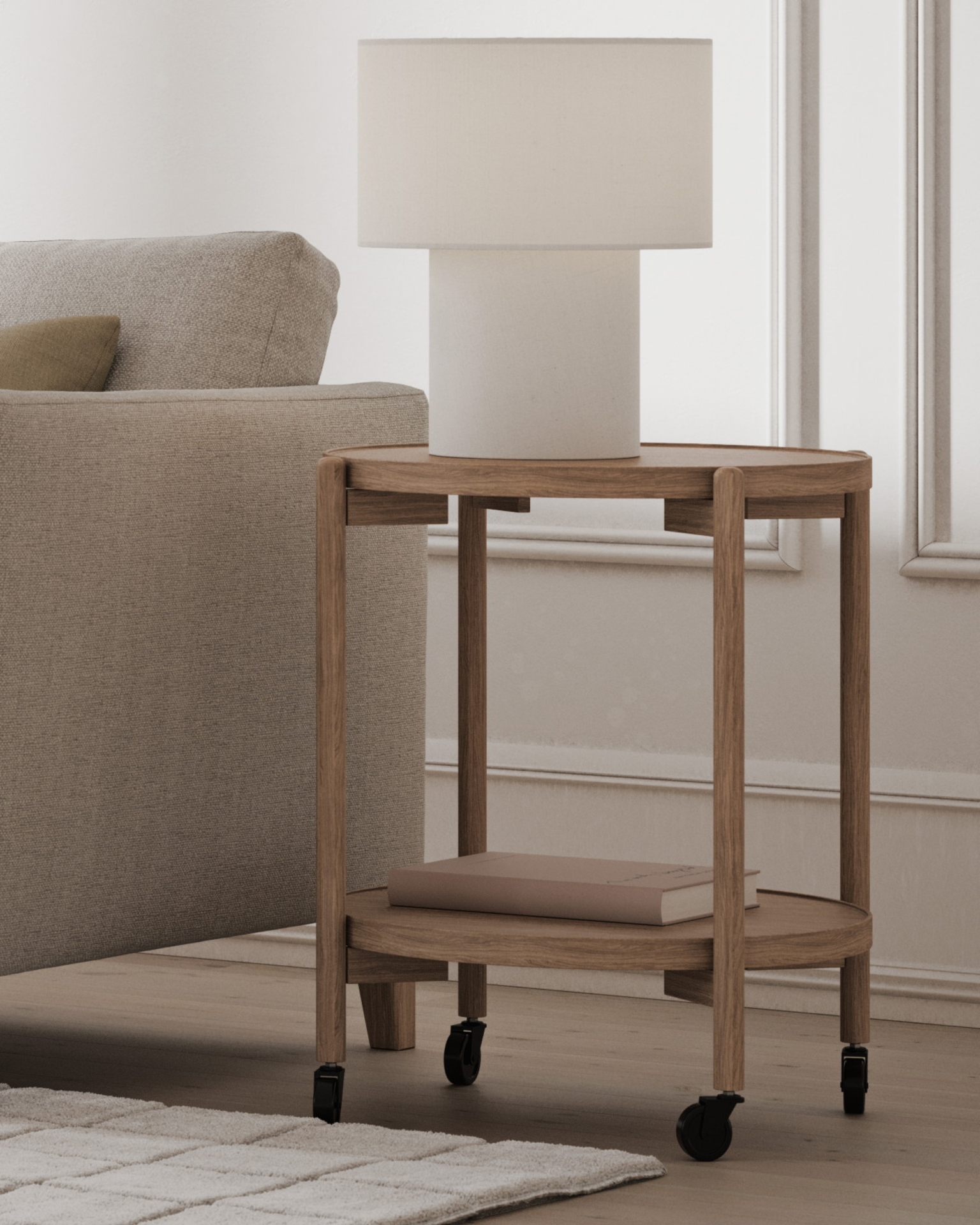en vit lampa står på ett ljust sidobord i trä bredvid en soffa