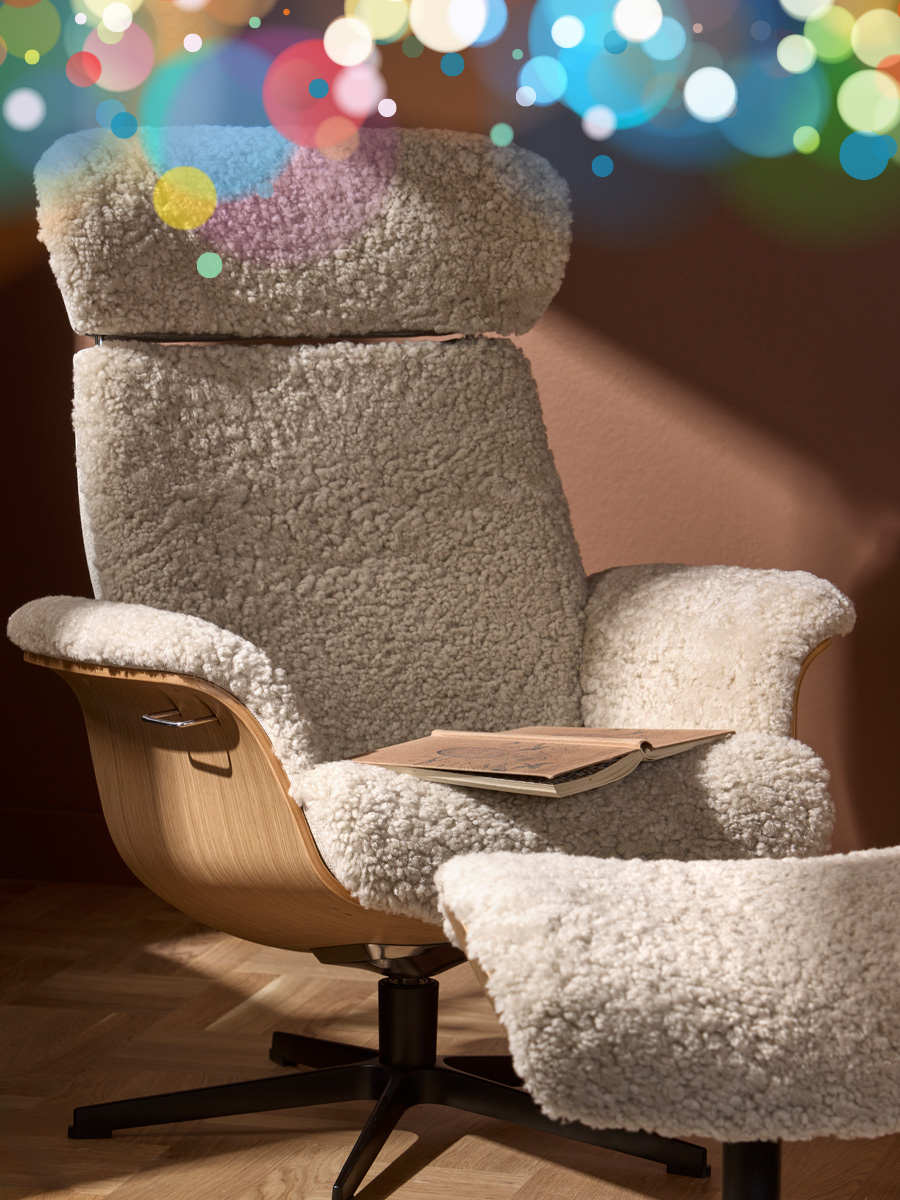en vit fårskinnsfåtölj med fotpall