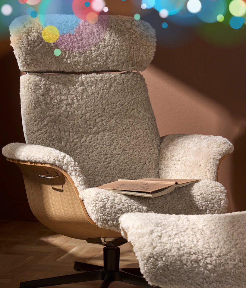 en vit fårskinnsfåtölj med fotpall