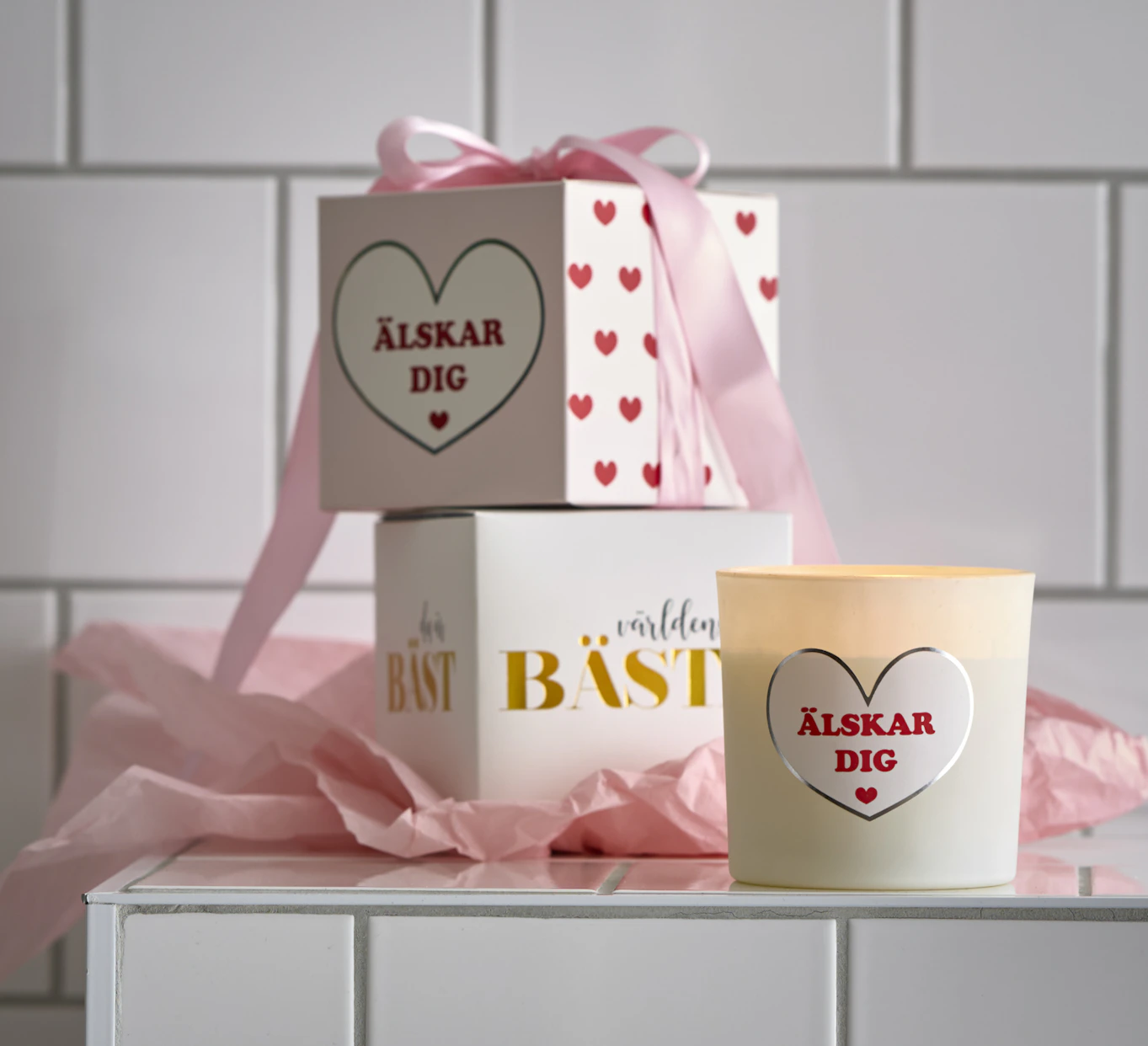 doftljus ståendes på varandra i ett rum med vitt kakel