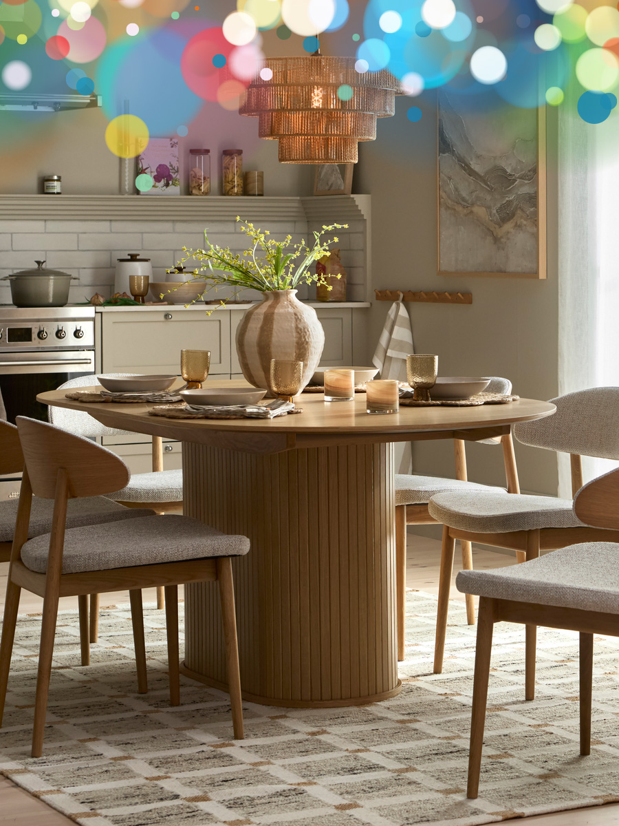 ett matbord i ek står på en grön matta i ett kök