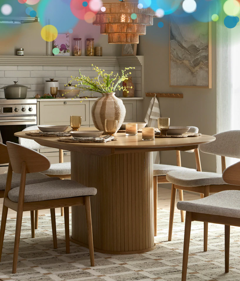 ett matbord i ek står på en grön matta i ett kök