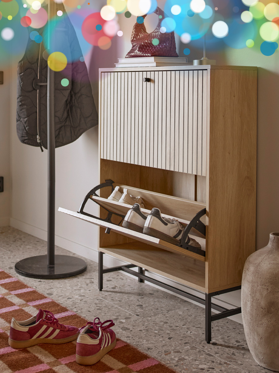 en skoskåp i trä står i en hall