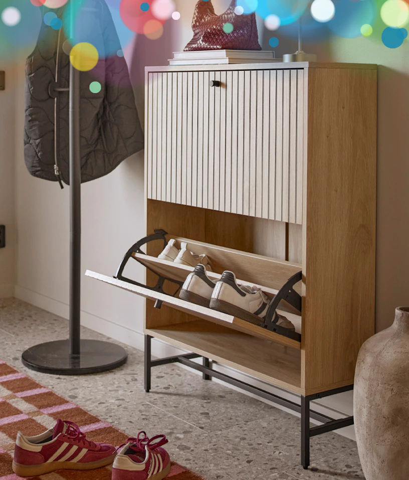 en skoskåp i trä står i en hall
