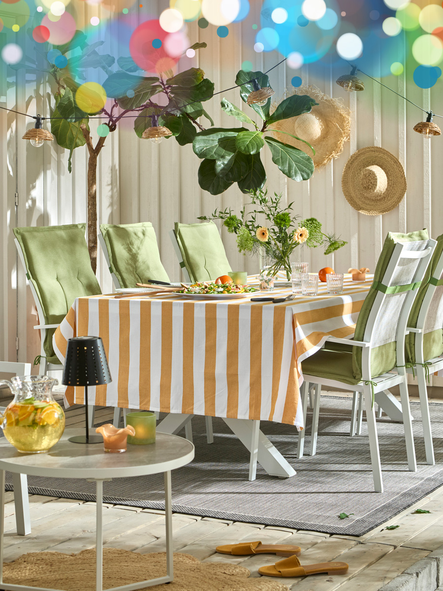 en utemöbelsgrupp med gröna dynor står på en altan