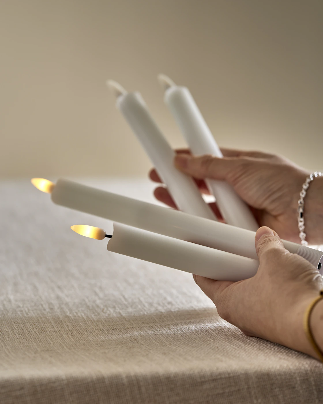 En person håller i fyra LED-ljus.