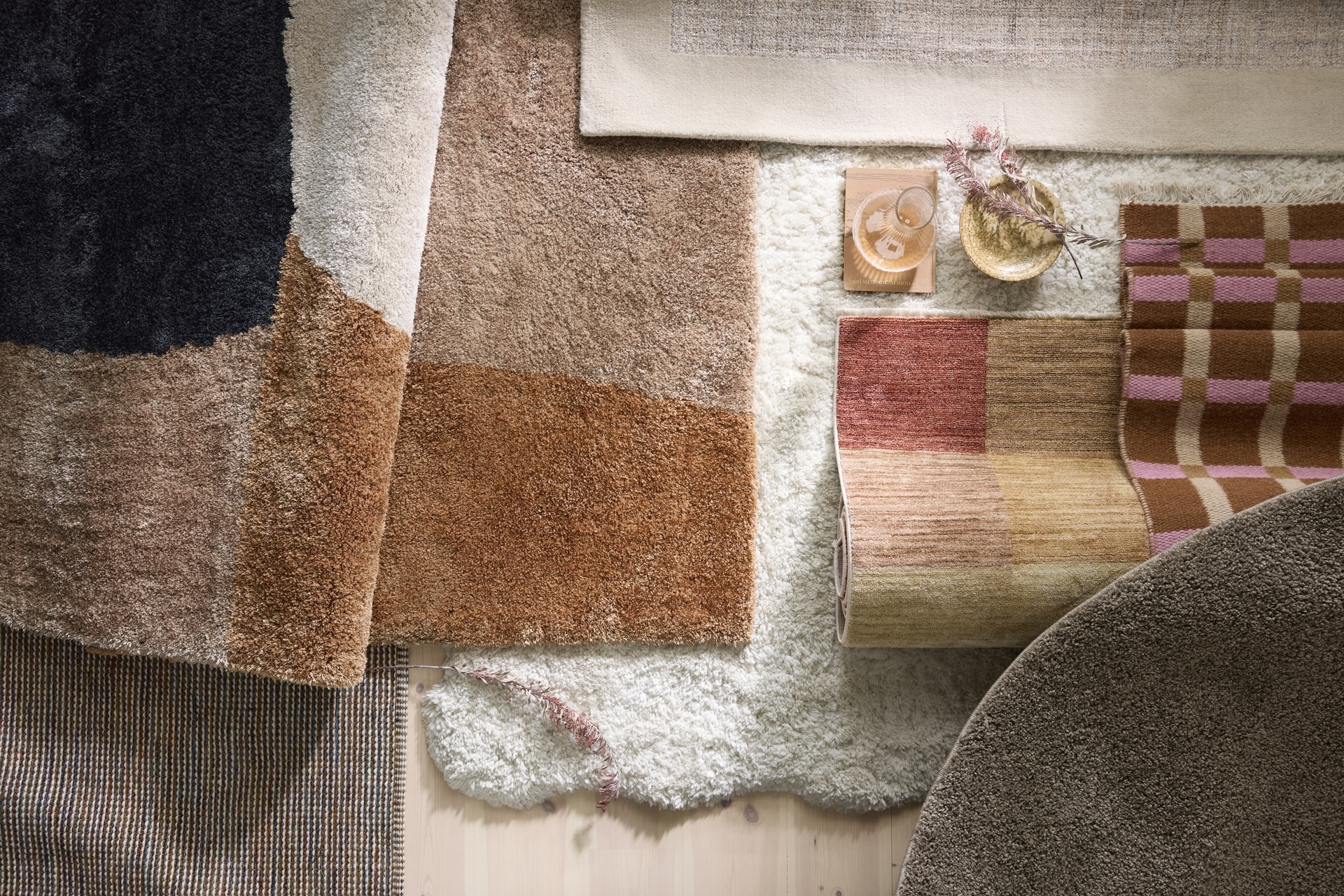 mattor i olika utföranden ligger på och bredvid varandra på ett golv