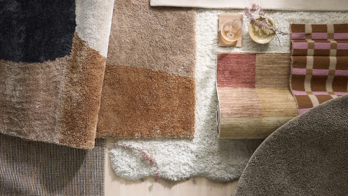 mattor i olika utföranden ligger på och bredvid varandra på ett golv