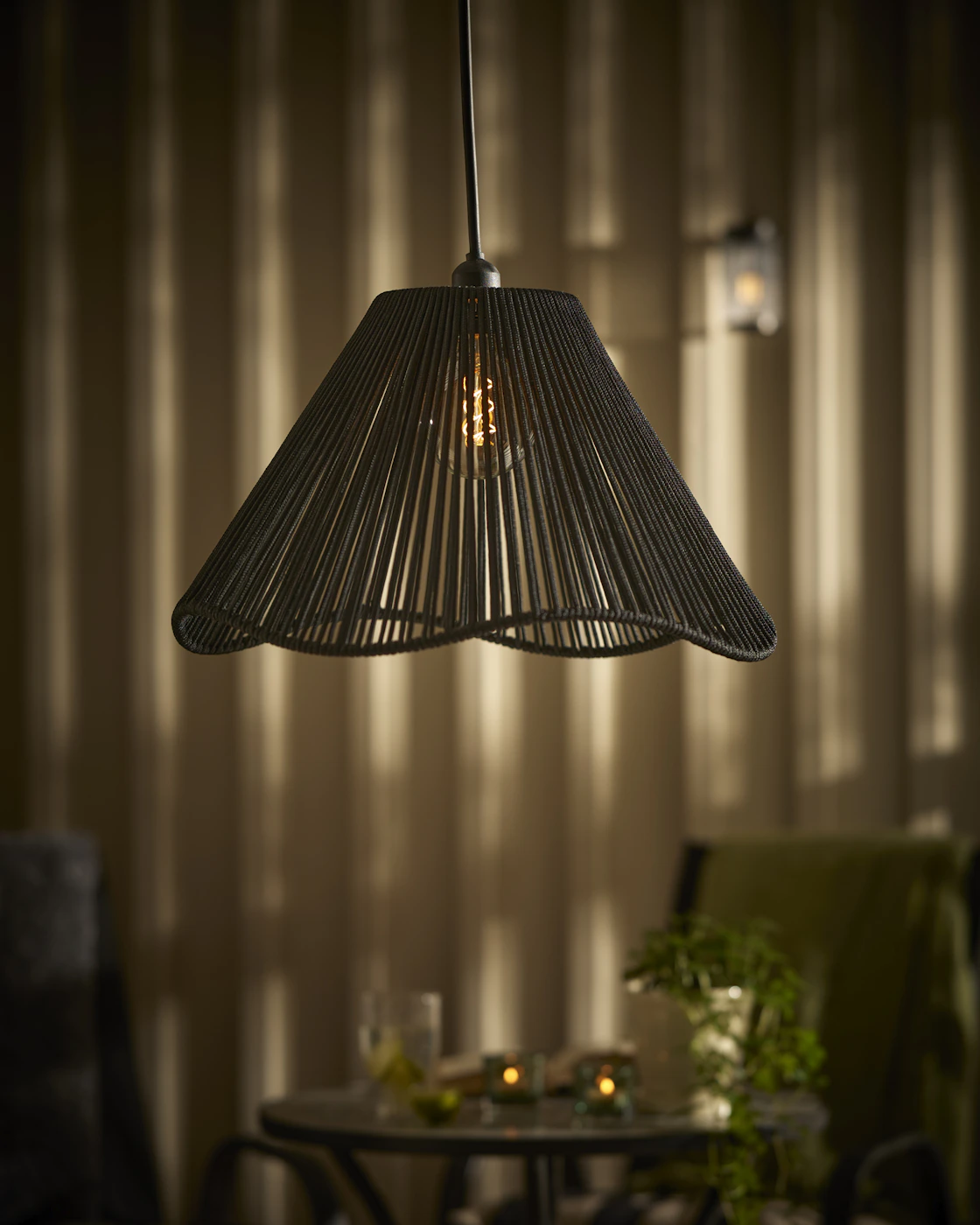 En svart utelampskärm i nylon.